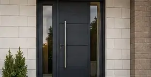 Drzwi wejściowe z pochwytem